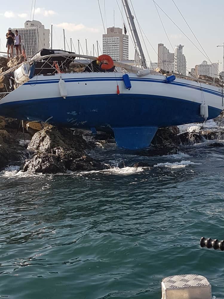 חילוץ כלי שייט על ידי צוות מרינה תל אביב