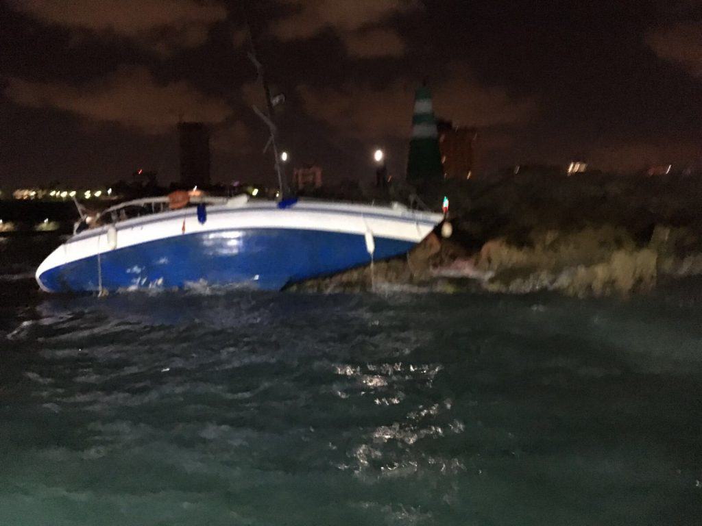 חילוץ כלי שייט על ידי צוות מרינה תל אביב